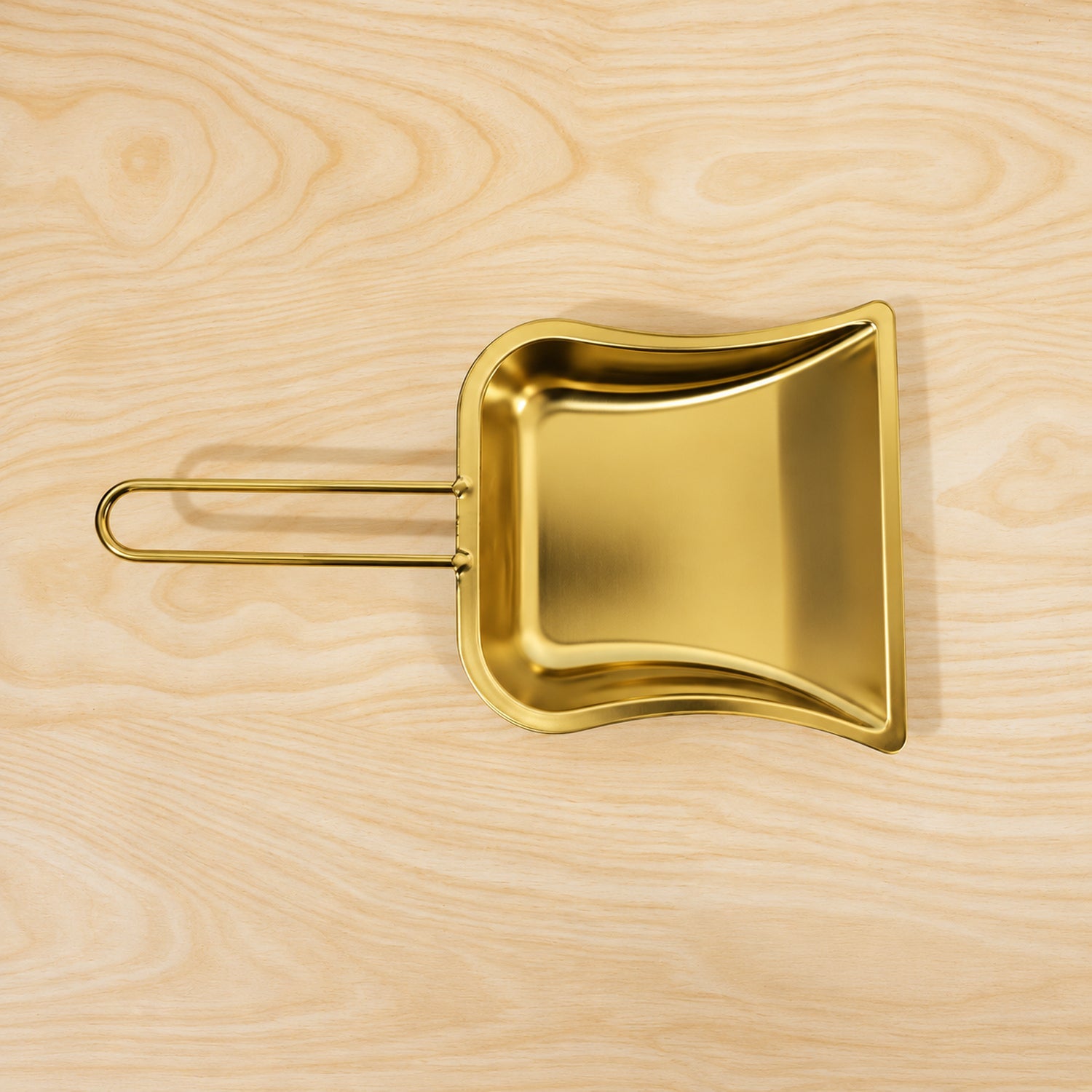 Golden dustpan cleaning use