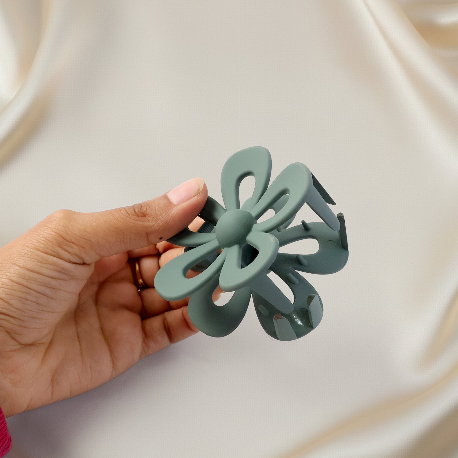 Flower Shaped Hair Claw Clip â€“ 1 Pc