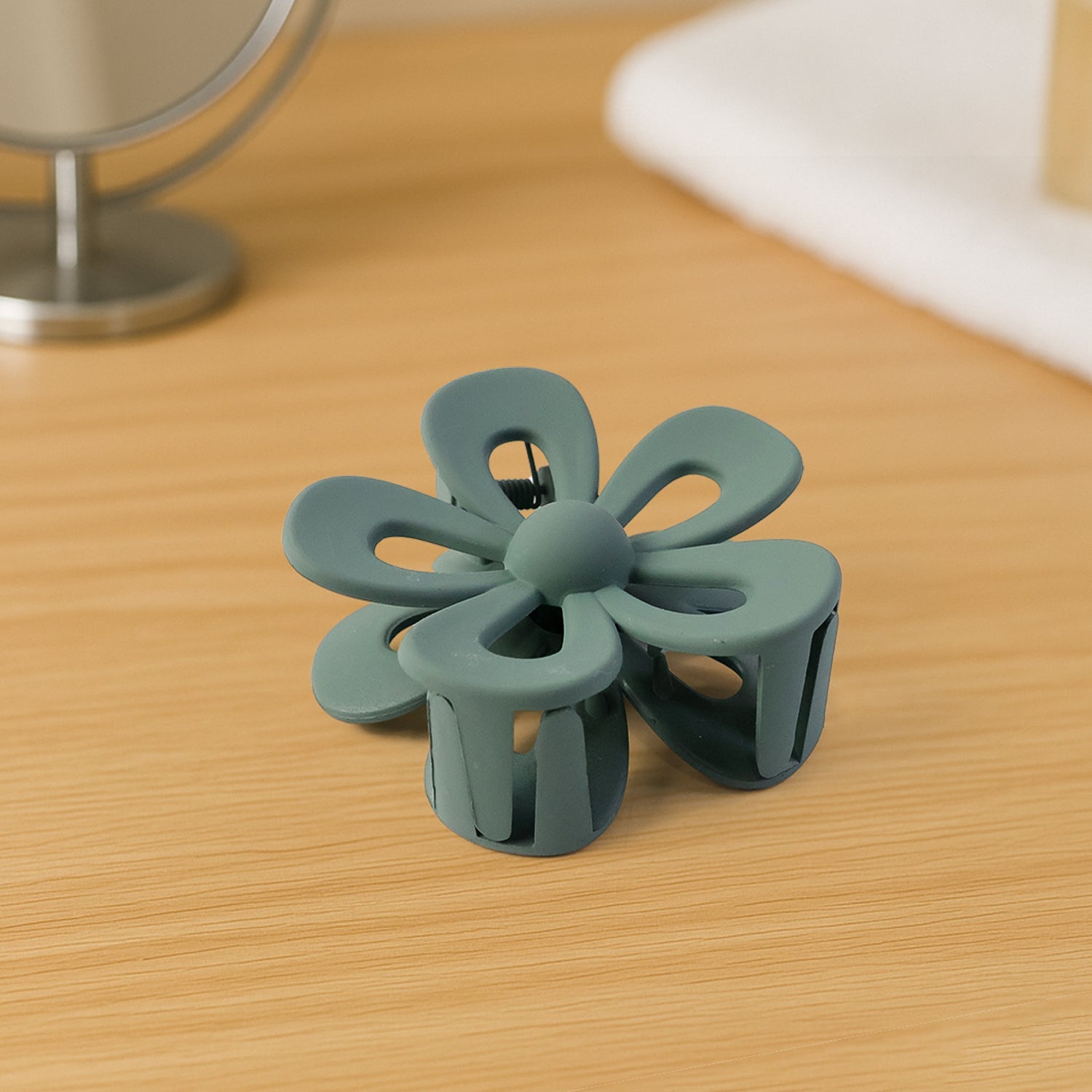 Flower Shaped Hair Claw Clip â€“ 1 Pc