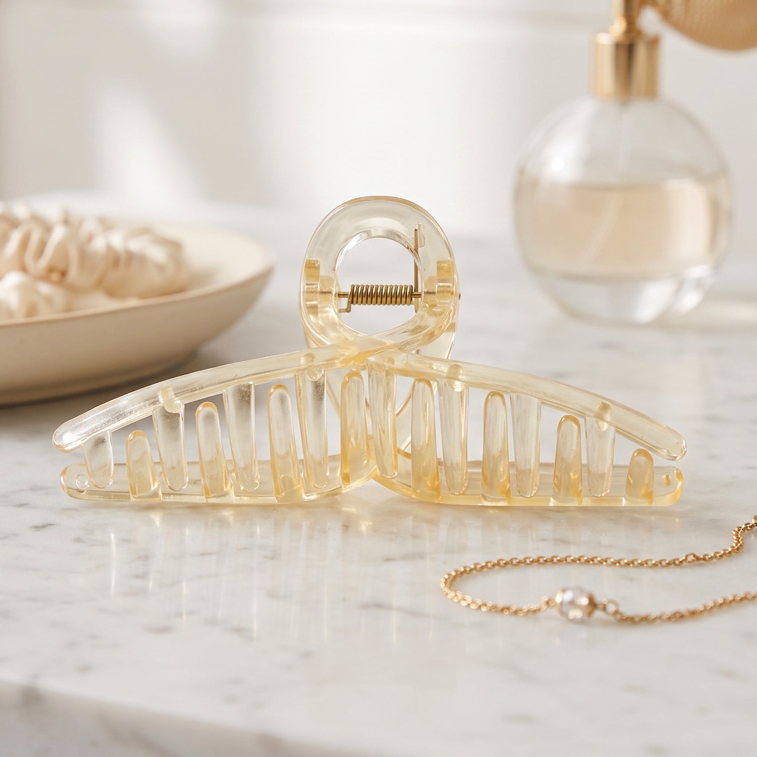 Clear hair clip suits any hair colour and outfit