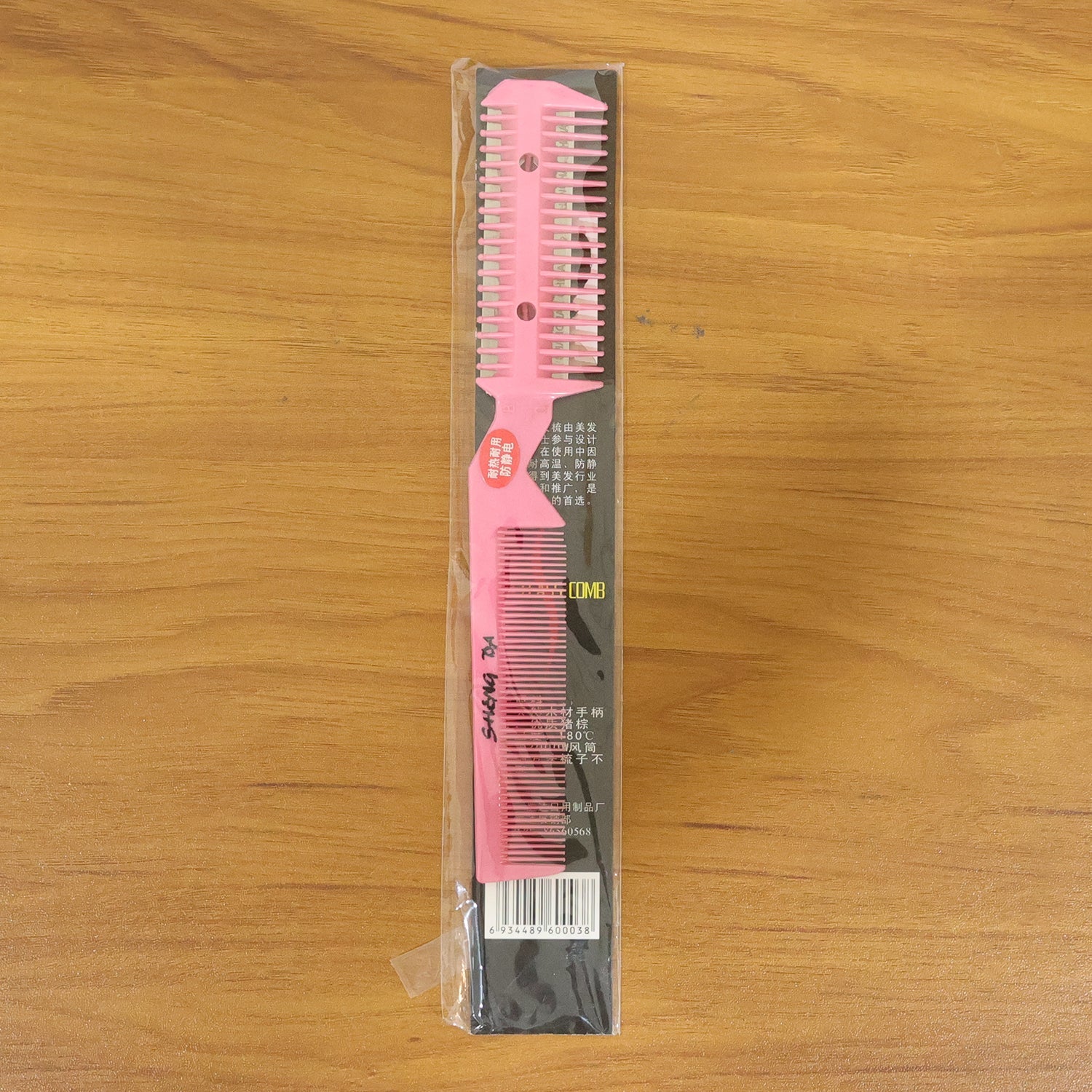 Hair cutting comb in use