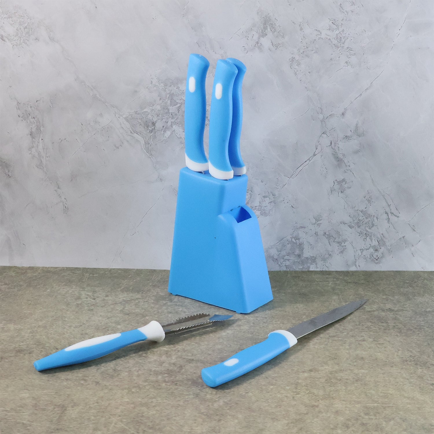 Ergonomic plastic handles on stainless steel knives