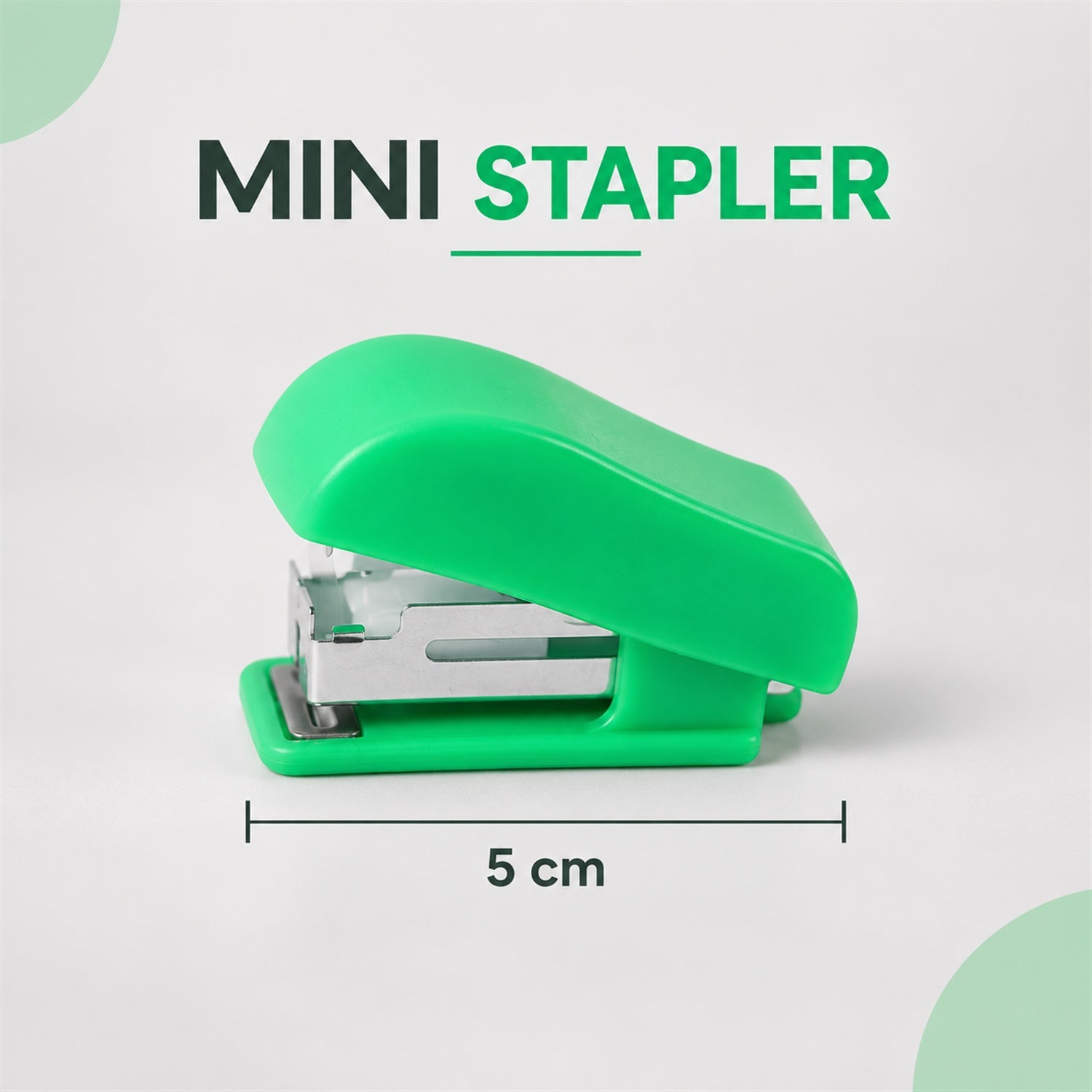 A side view of a compact green stapler with a silver channel, showing its 5 cm length measurement below it.