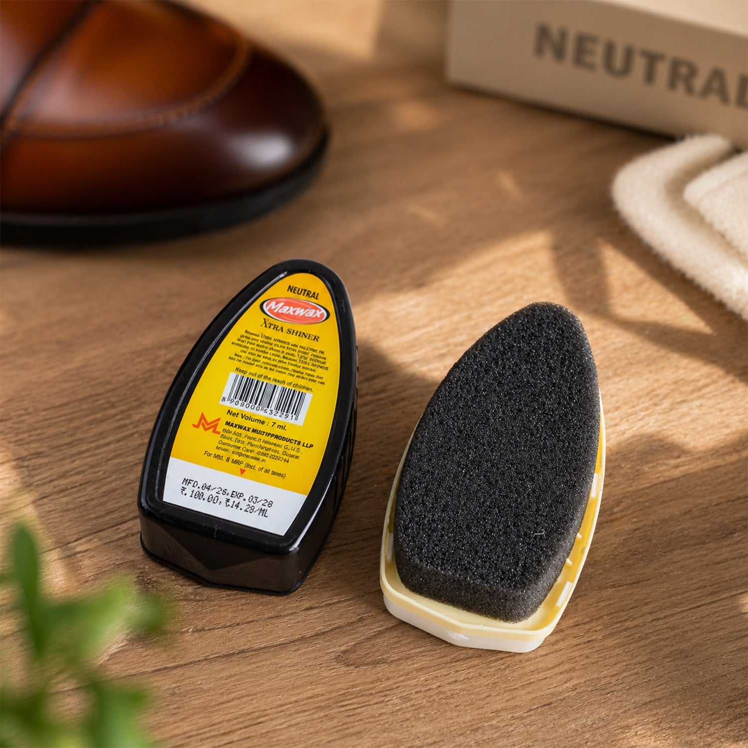 Maxwax Neutral Instant Shoe Shiner (1 Pc, 7 ML)