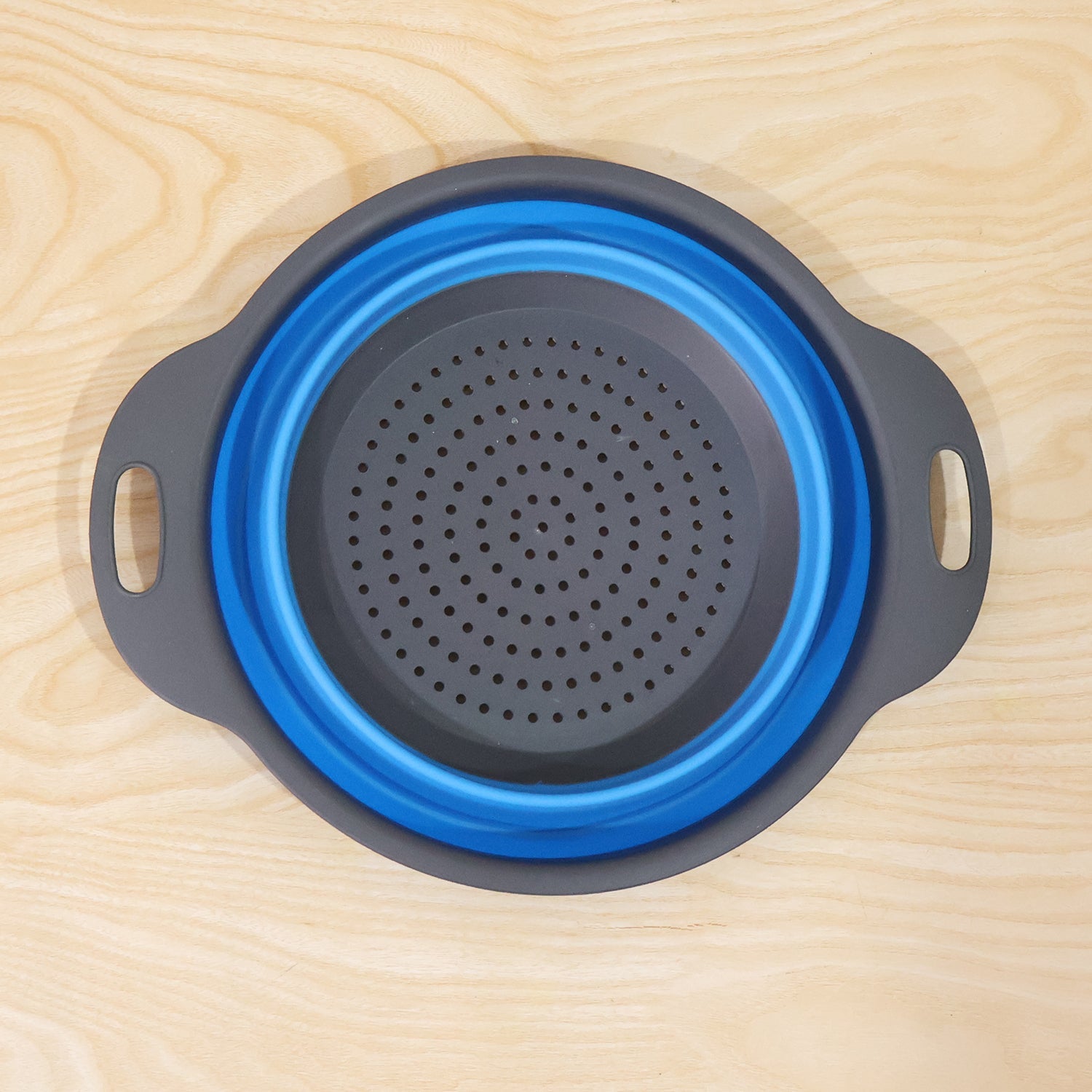 Easy-to-store silicone colander for camping, outdoor cooking, and daily kitchen use.