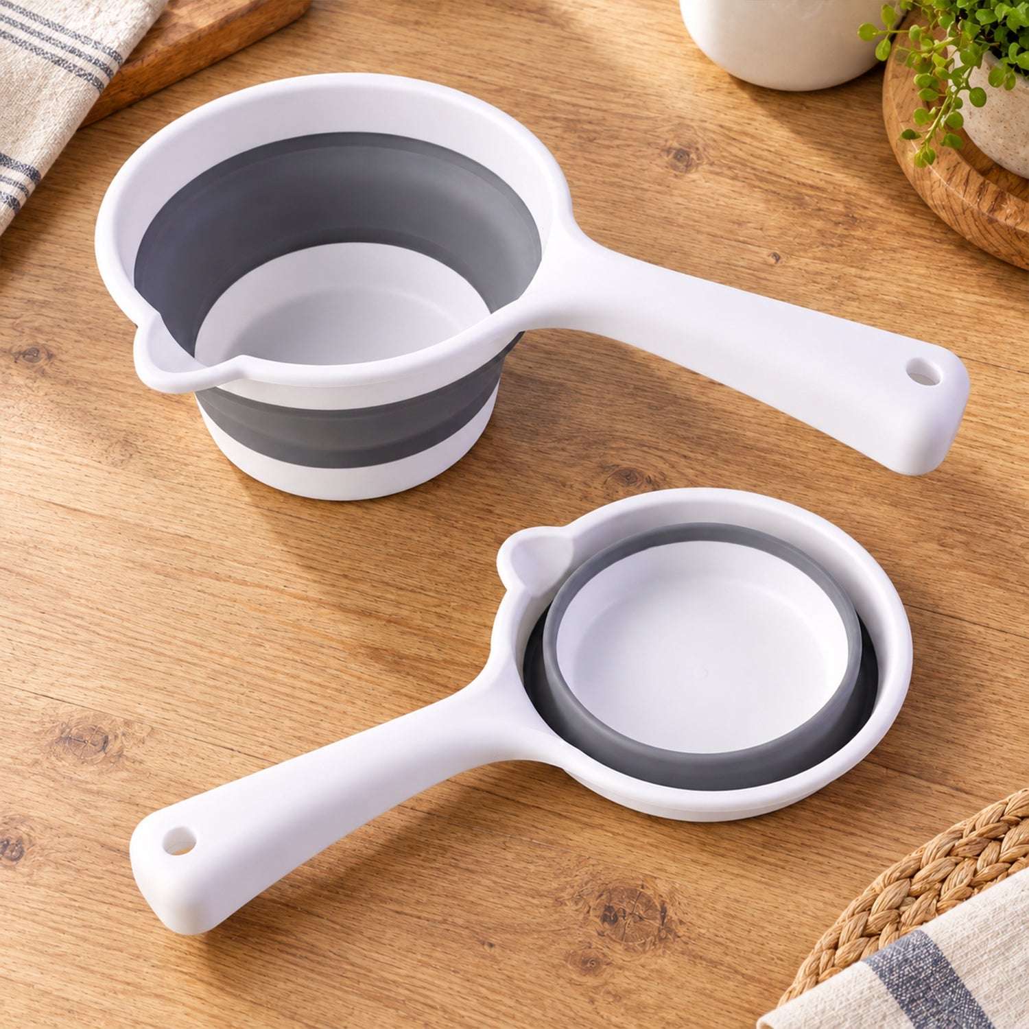 Details of collapsible water scoop.