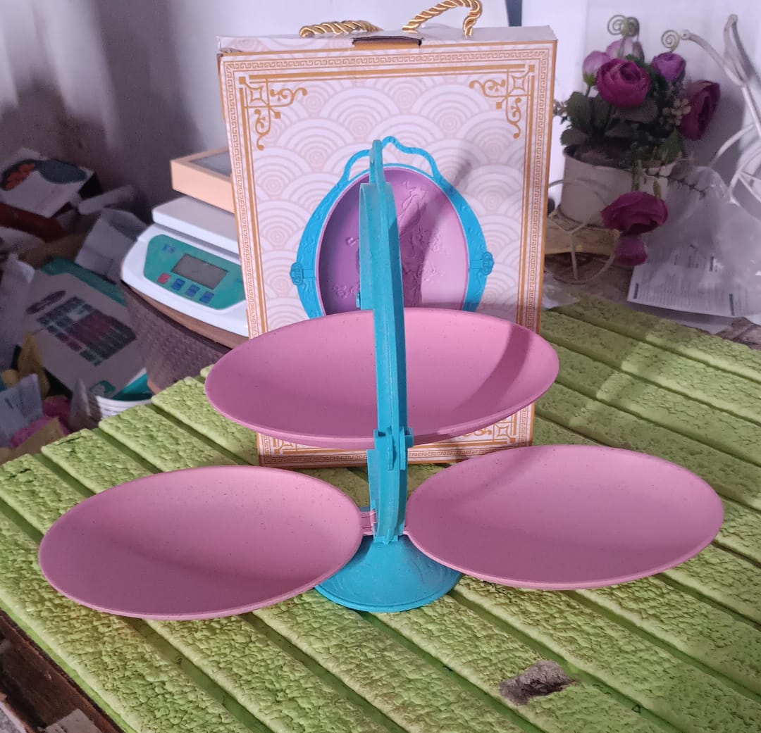 Foldable fruit and vegetable basket in use