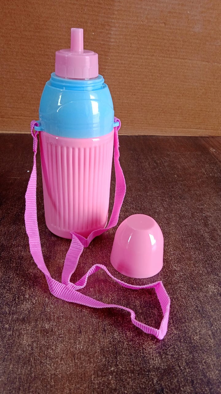 Lifestyle image of 500ml insulated water bottle with carry dori