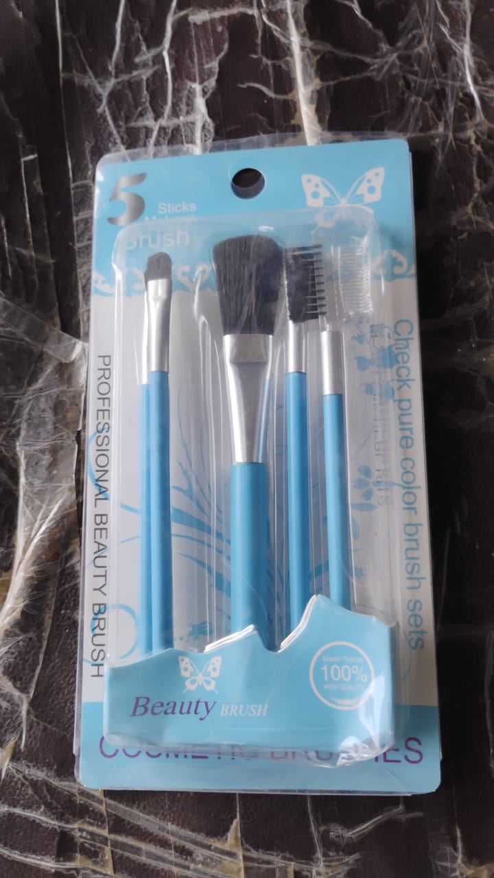 Makeup brush kit with ergonomic handles for easy use