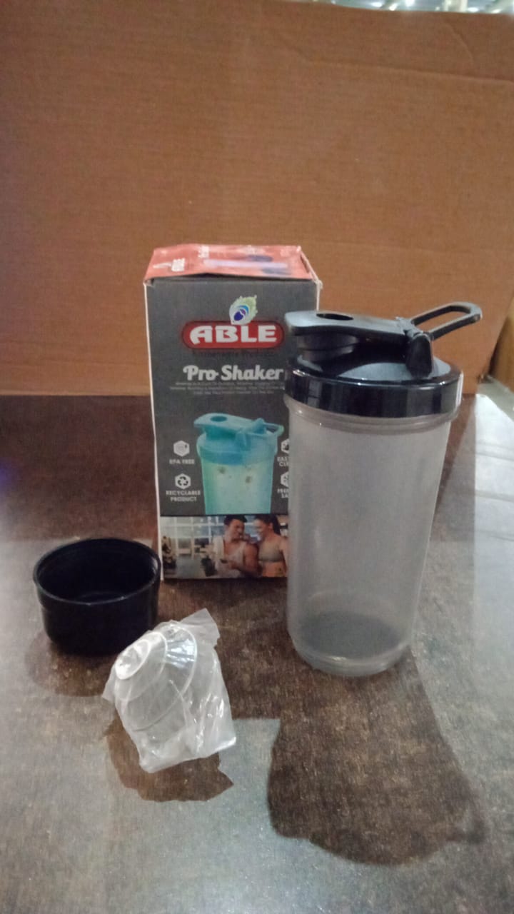 Gym shaker bottle product image in fitness setting
