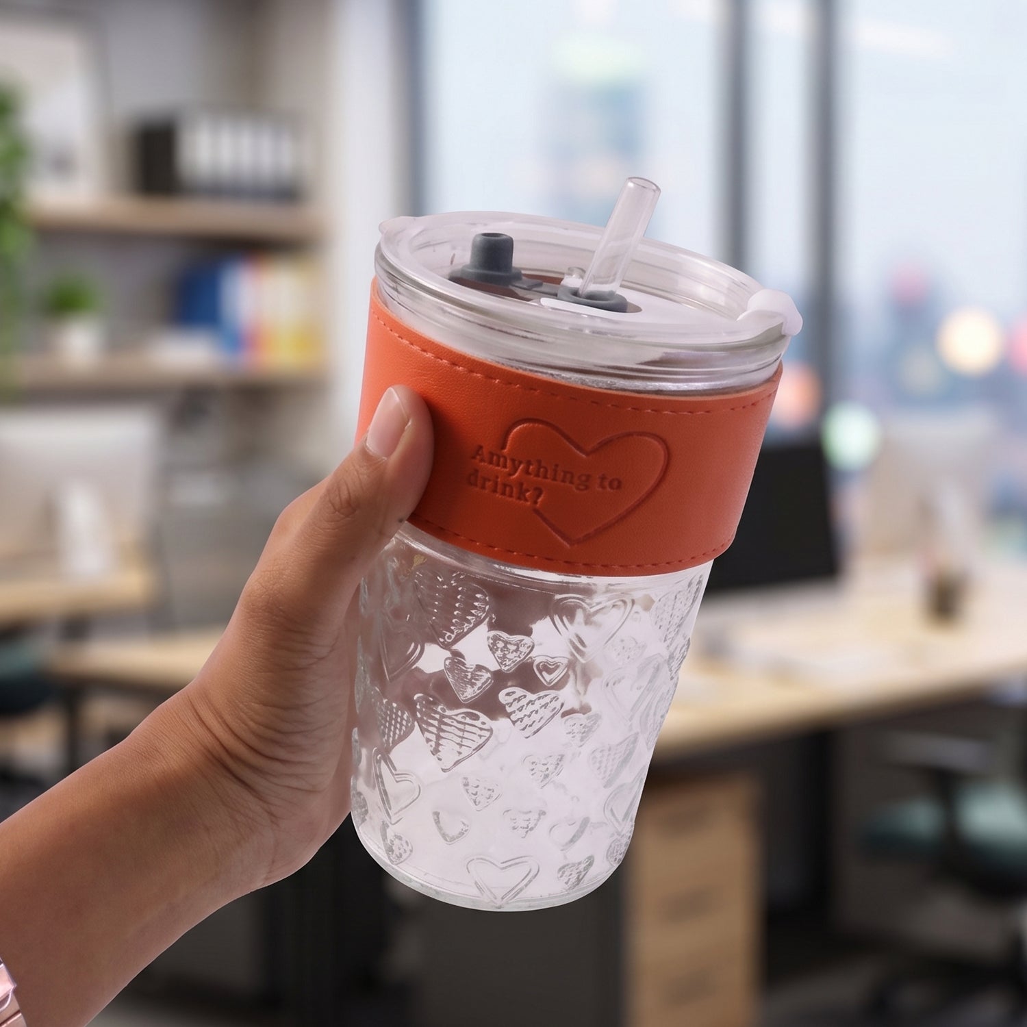 Close-up of the spill-resistant lid on glass tumbler
